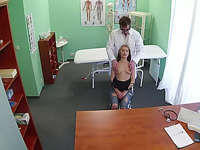 Catrin gets a free hot sex in the clinic