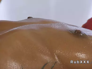 European masseur fucks tanned beauty