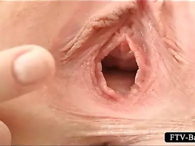 Blondie wide spreads pink twat hole in close-up